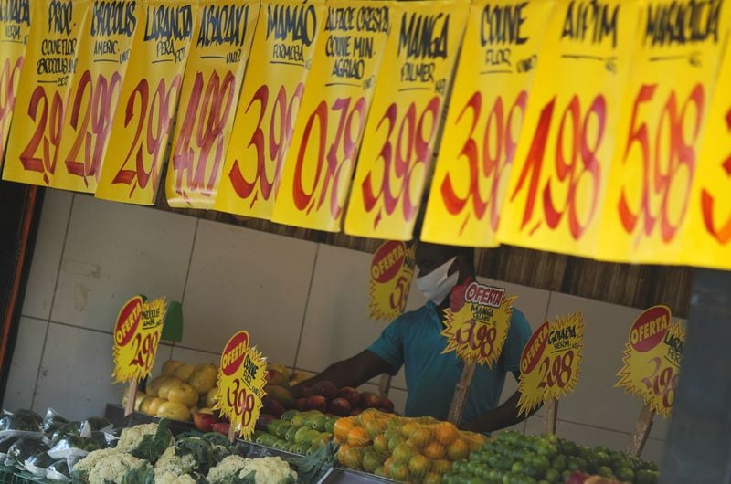Letreros muestran precios en un mercado en Río de Janeiro (REUTERS/Ricardo Moraes/Archivo)