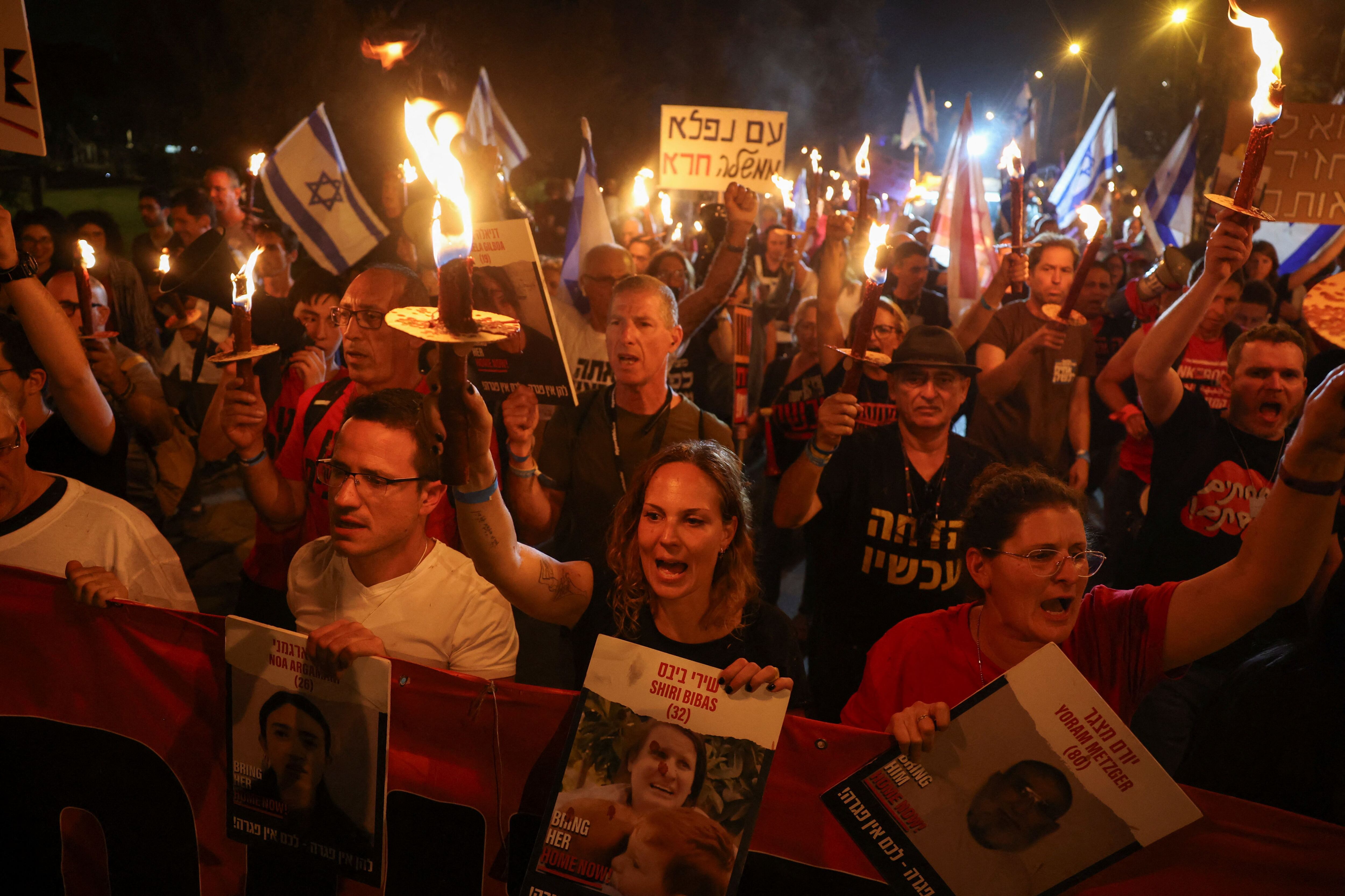 Miles de israelíes, entre ellos numerosos familiares de rehenes secuestrados en Gaza, volvieron a exigir el martes en Jerusalén la renuncia del primer ministro ultranacionalista Benjamin Netanyah (REUTERS/Ronen Zvulun)