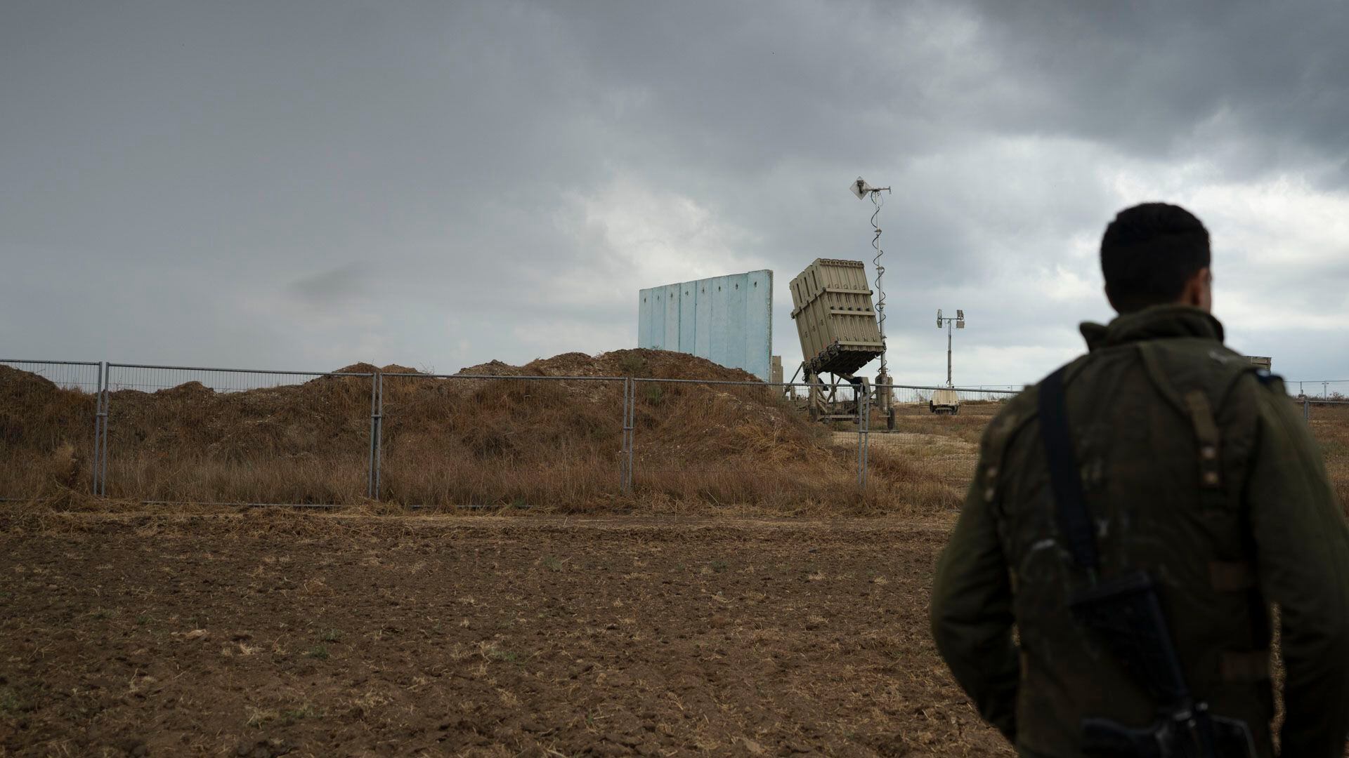 Un campo en el medio de la nada y la Cúpula de Hierro alerta frente a los misiles que lanza Hamas desde la Franja de Gaza