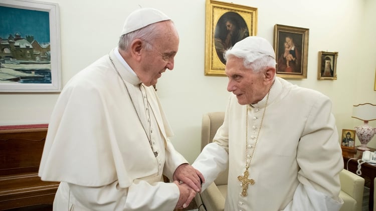 El papa Francisco visita a su predecesor, el papa emÃ©rito Benedicto XVI, en el Monasterio Mater Ecclesiae en el Vaticano, el 21 de diciembre de 2018 (Reuters)