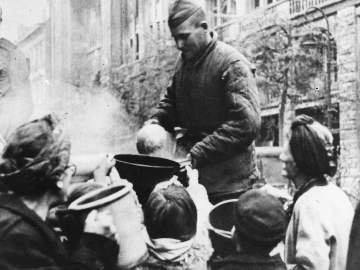 Europa 1945, los dramas después de la Segunda Guerra: violaciones,  venganzas, los sobrevivientes de los campos y mucho dolor - Infobae