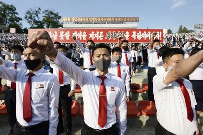 Jóvenes y estudiantes norcoreanos con máscaras protectoras celebran una manifestación en Pyongyang, Corea del Norte, el 6 de junio de 2020 (Crédito obligatorio Kyodo/via REUTERS)
