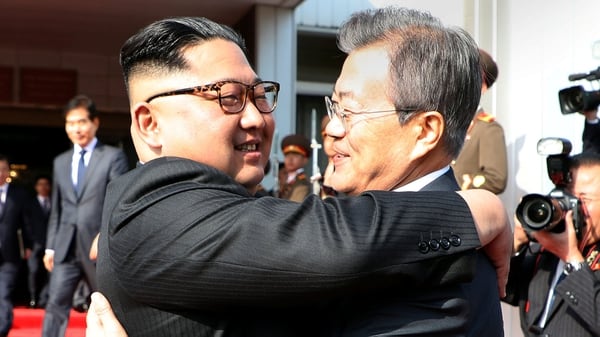 Kim Jong-un, líder norcoreano; junto a Moon Jae-in, mandatario del Sur (Reuters)