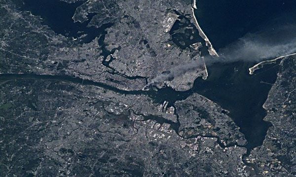 La impactante imagen que distribuyó la NASA. Desde el espacio, la estela de humo cruzaba Brooklyn, rozaba Long Island y superaba la costa de New Jersey