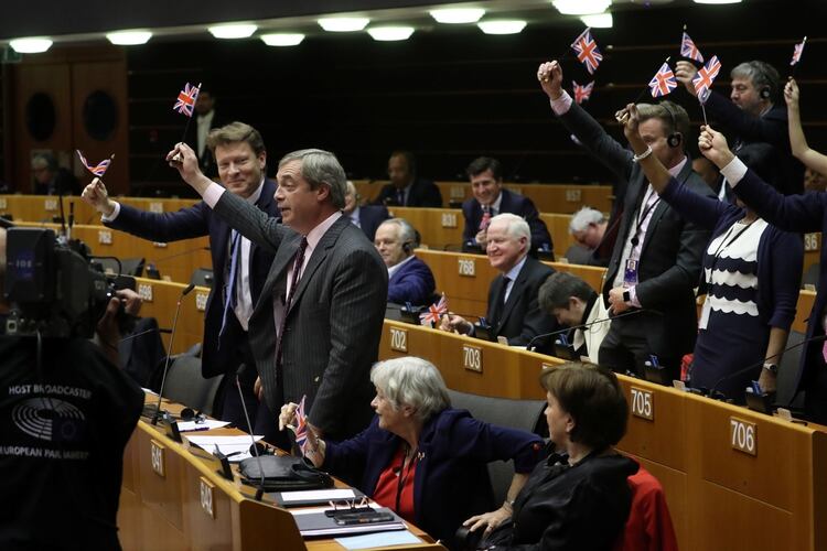 Nigel Farage ondea una bandera británica en el Parlamento Europeo en Bruselas el 29 de enero de 2020 (REUTERS/Yves Herman)