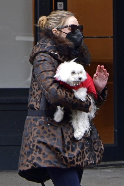 Olivia Palermo salió a pasear junto a su perro por las calles de Nueva York. La actriz lució una campera animal print, tapabocas y lentes de sol