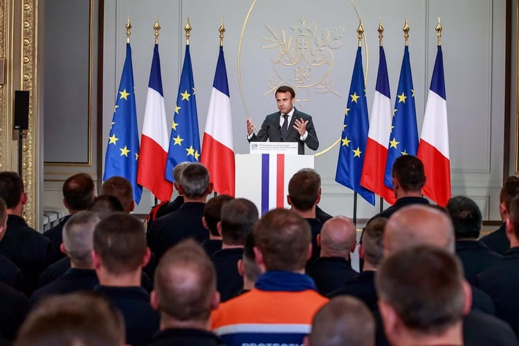 Emmanuel Macron en el homenaje a los bomberos que trabajaron en Notre Dame (Christophe Petit Tesson/Pool via REUTERS)