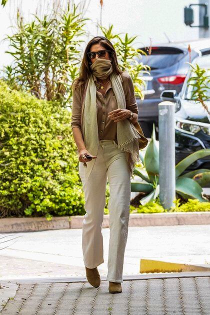 Cindy Crawford marcó tendencia con su look: fue a almorzar a Cafe Habana, en Malibú, y lució un pantalón clarito, camisa marrón y un pañuelo que usó de accesorio y también como tapabocas