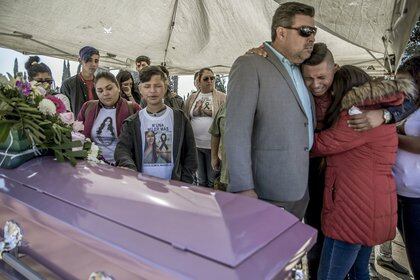 TIJUANA, BAJA CALIFORNIA, 14FEBRERO2020.- Familiares y amigos dieron el último adiós a Marbella Valdez,  estudiante de la Universidad Autónoma de Baja California quien fue encontrada asesinada el sábado 8 de febrero en un basurero ubicado en la colonia Tecolote, segunda sección.  De acuerdo a información oficial, Marbella murió por estrangulamiento y no existen detenidos ni sospechosos por el feminicidio. En lo que va del año 19 mujeres han sido asesinadas en la ciudad fronteriza. FOTO: OMAR MARTÍNEZ /CUARTOSCURO