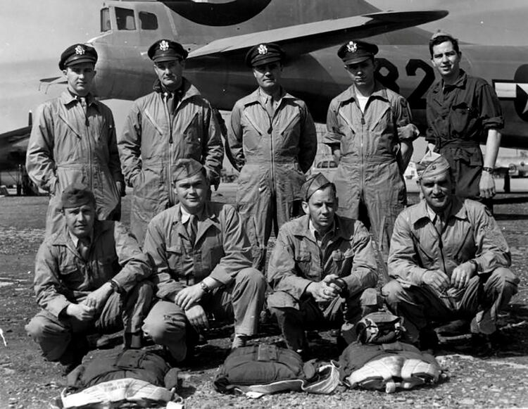 La tripulación del avión B-29 Enola Gay comandado por el coronel Paul Tibbets, Jr. (en la fila superior, al centro), quien lanzó la bomba atómica sobre Hiroshima a las 8.15 del 6 de agosto de 1945 (REUTERS)