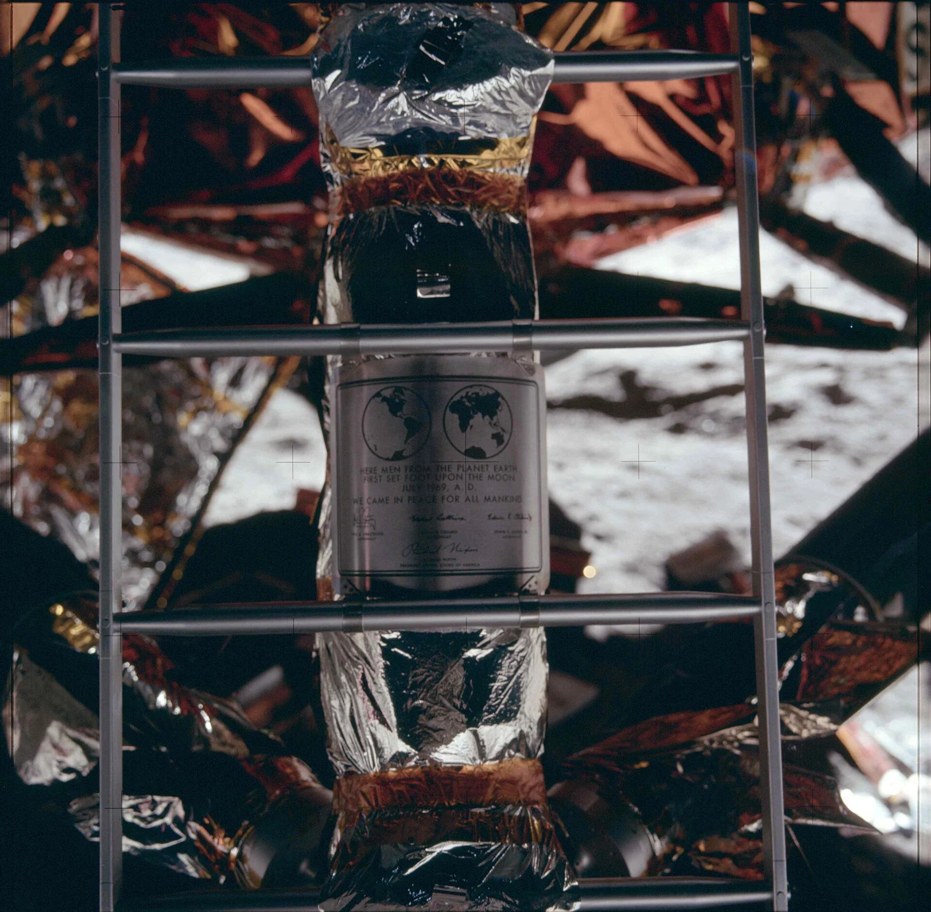 La placa que los astronautas del Apolo 11 dejaron en la luna: “Aquí hombres del planeta Tierra pisaron por primera vez la luna en julio de 1969. Vinimos en son de paz representando a la humanidad. Neil A. Armstrong -. Michael Collins -. Edwin Aldrin Jr. E ” (Reuters)