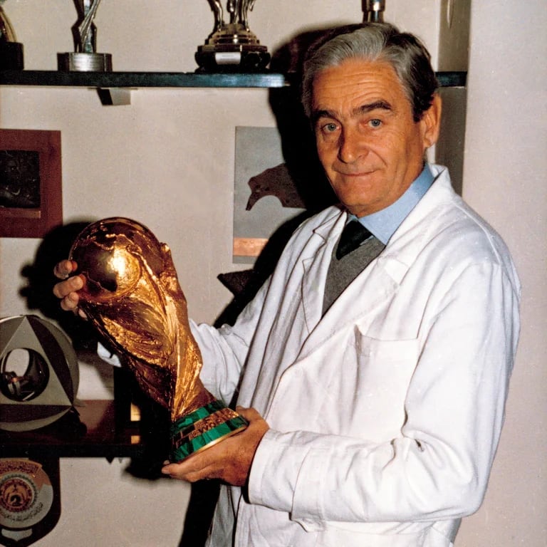  Silvio Gazzaniga, el escultor italiano que diseñó la Copa actual, con la creación en sus manos  