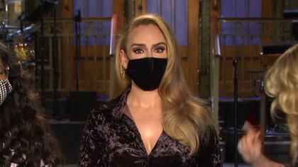 Foto: Saturday Night Live - captura de pantalla.

Adele lució extremadamente delgada y con un acento estadounidense en  su debut como presentadora en Saturday Night Live