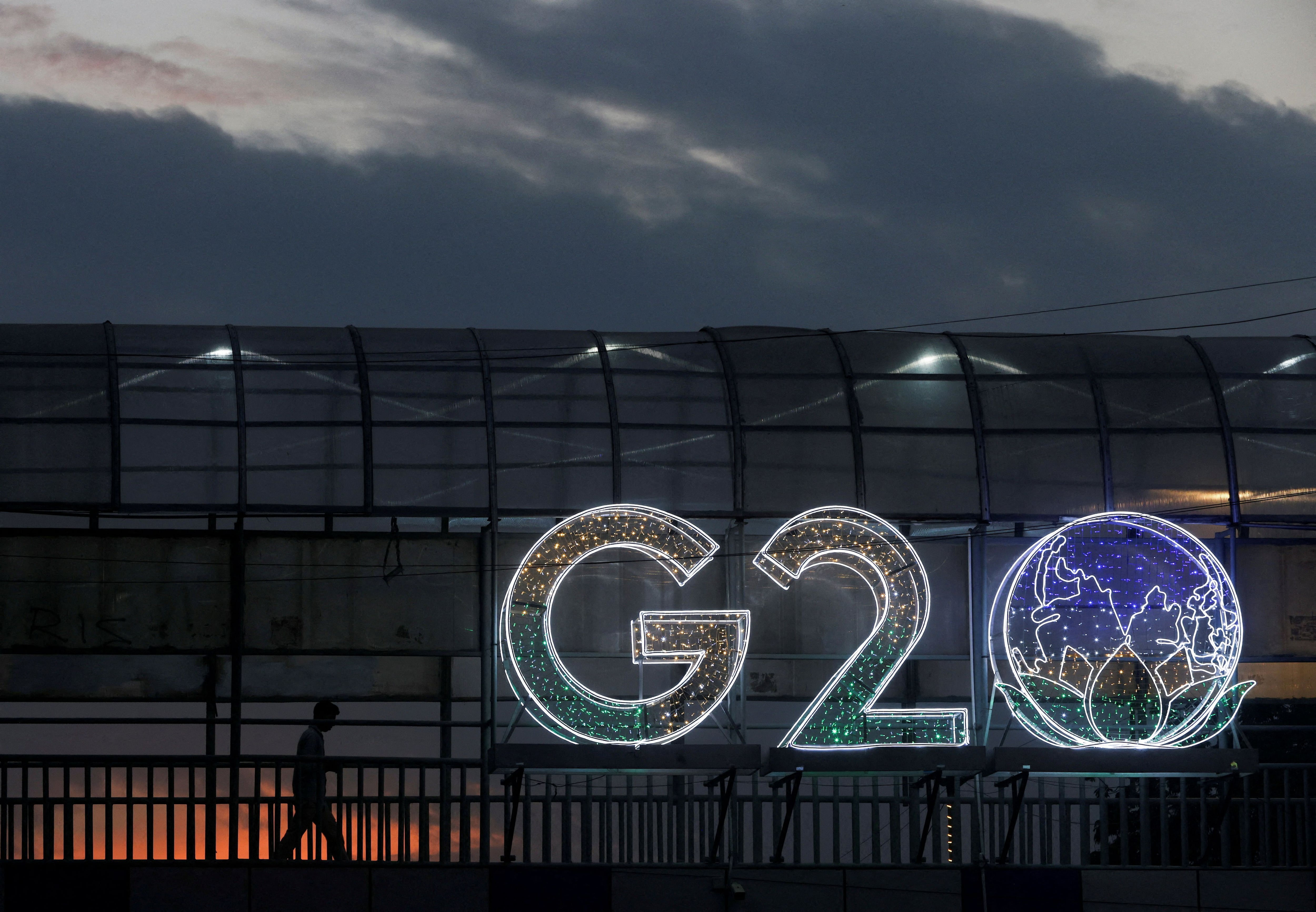 Un hombre pasa junto a una instalación en una pasarela antes de la Cumbre del G20 en Nueva Delhi (REUTERS/Francis Mascarenhas)