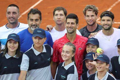Novak Djokovic y varios jugadores han dado positivo por COVID-19, lo que resulta peligroso ya que estuvieron en contacto con un centenar de personas de la organización del torneo (REUTERS)