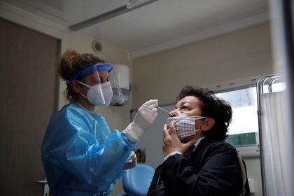 El nuevo Test Rápido de antígeno SARS-CoV-2 de origen chino sirve para conocer si una persona es positivo de COVID-19 (REUTERS/Louiza Vradi)