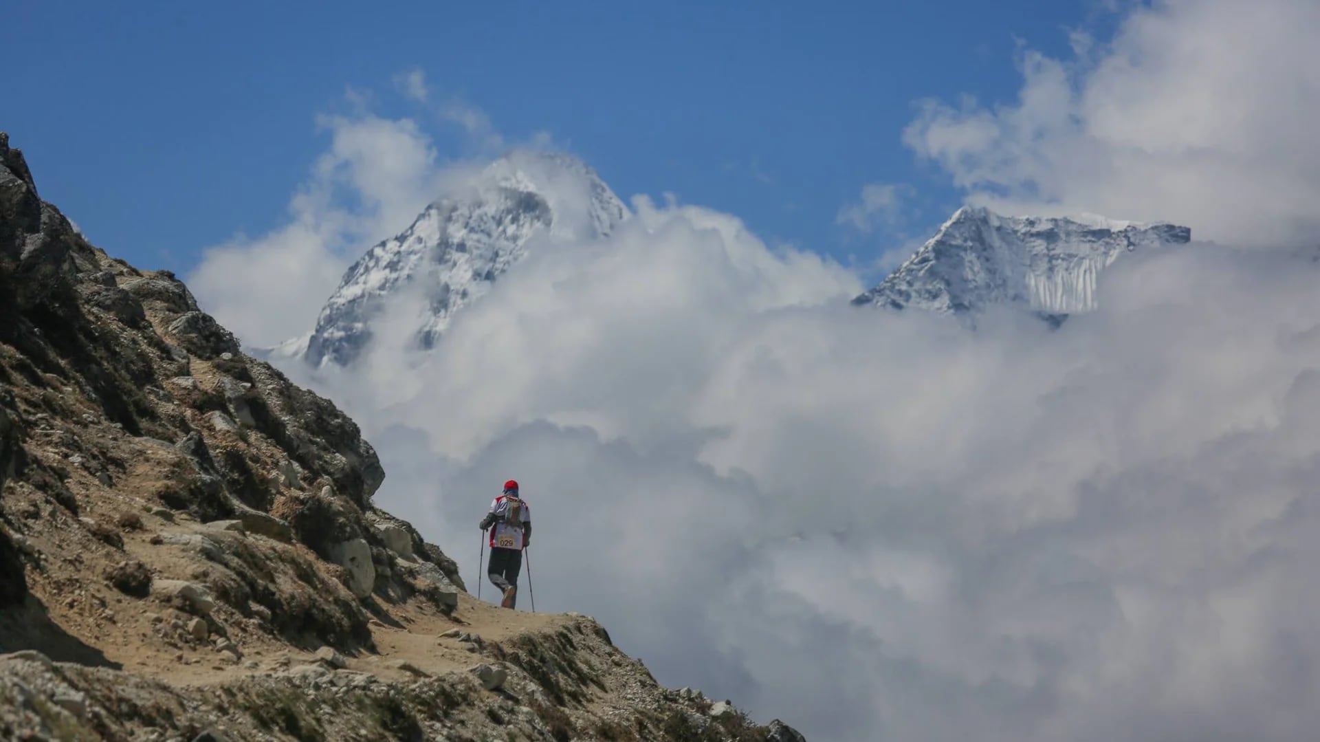 La compleja superficie y el clima acomplejan la tarea (Anuj Adhikary/Everest Marathon Facebook)