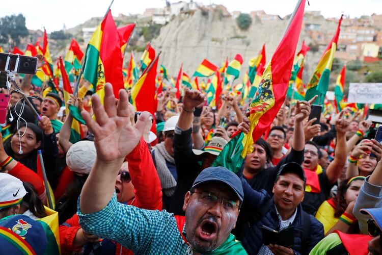 Simpatizantes del candidato Carlos Mesa en La Paz, Bolivia. (REUTERS/Kai Pfaffenbach)