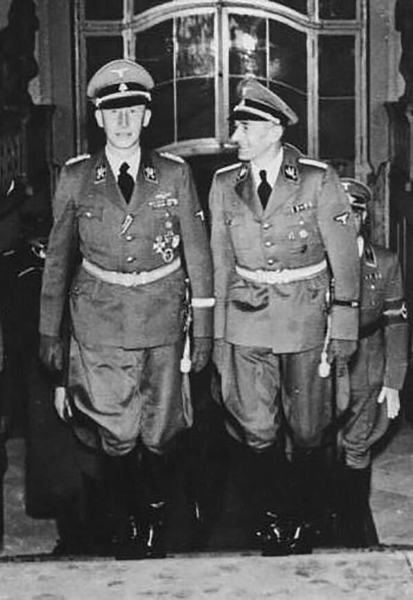 Heydrich (izquierda) junto a Karl Hermann Frank en el Castillo de Praga en 1941.