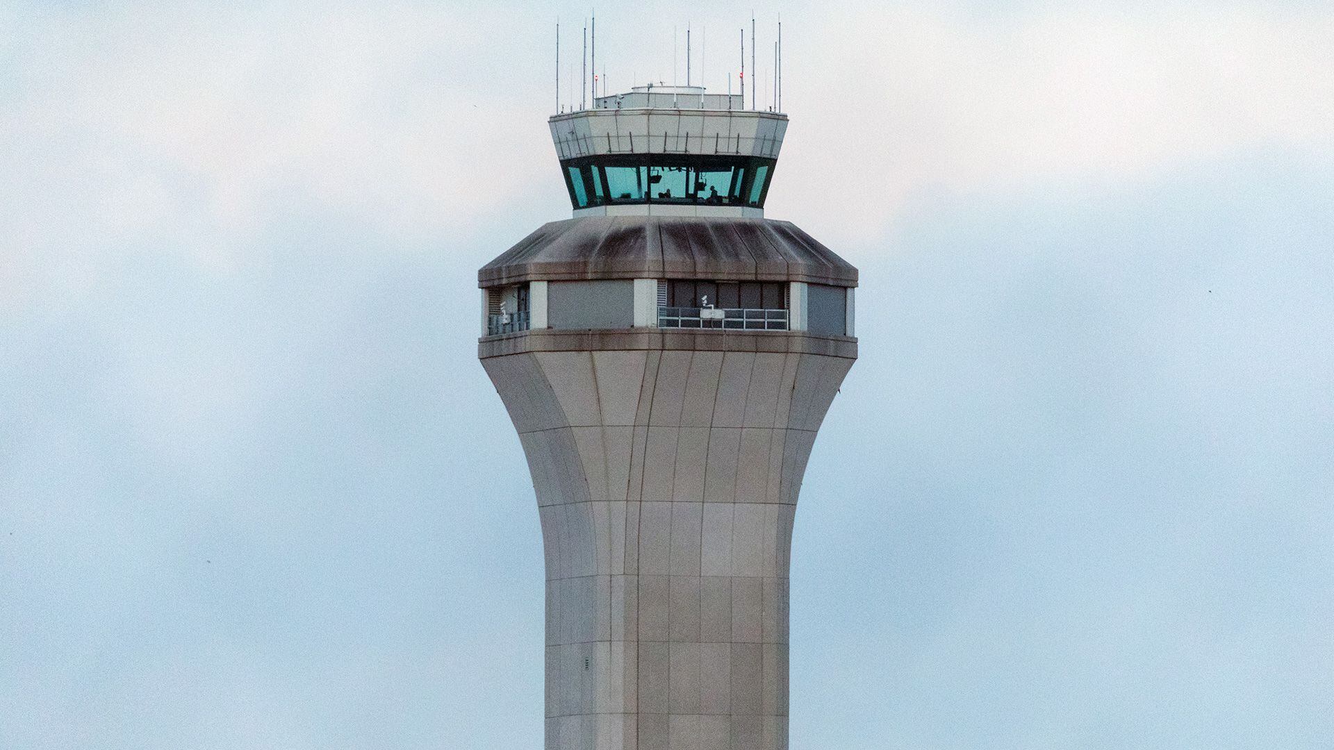 La torre de control de tráfico aéreo en el Aeropuerto Internacional Austin-Bergstrom, en Austin, Texas, donde se autorizó el aterrizaje de un avión en la misma pista en que salía otro vuelo (Ilana Panich-Linsman/The New York Times)