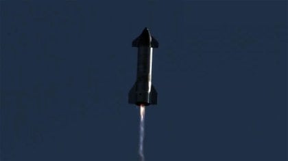 La nave espacial SN8 del proyecto SpaceX Starship durante su vuelo de prueba el 9 de diciembre. 