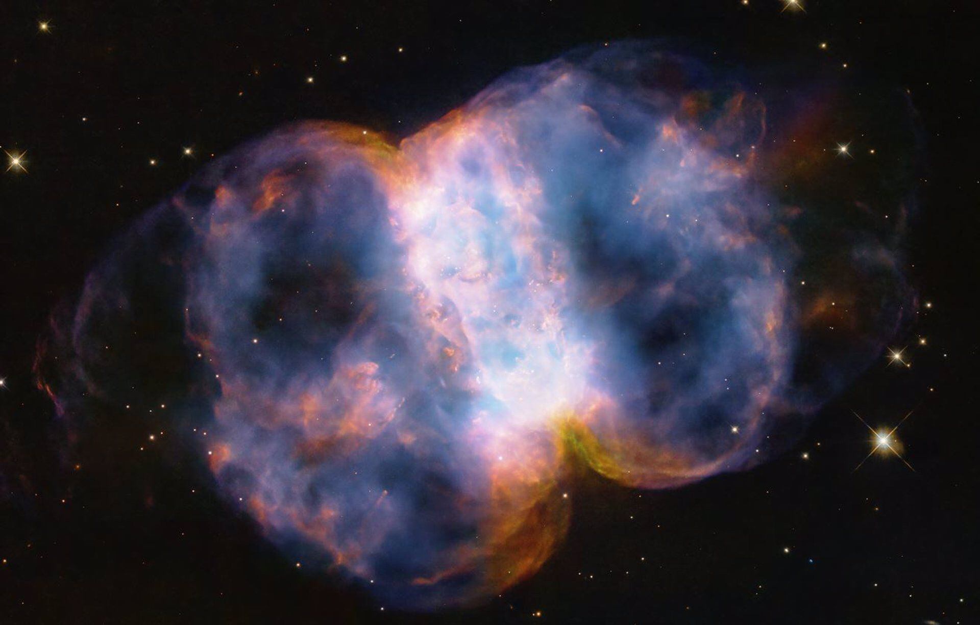 Para celebrar estos 34 años, el Hubble tomó una instantánea de la Pequeña Nebulosa Dumbbell, también conocida como Messier 76 o M76, ubicada a 3.400 años luz de distancia (NASA, ESA)