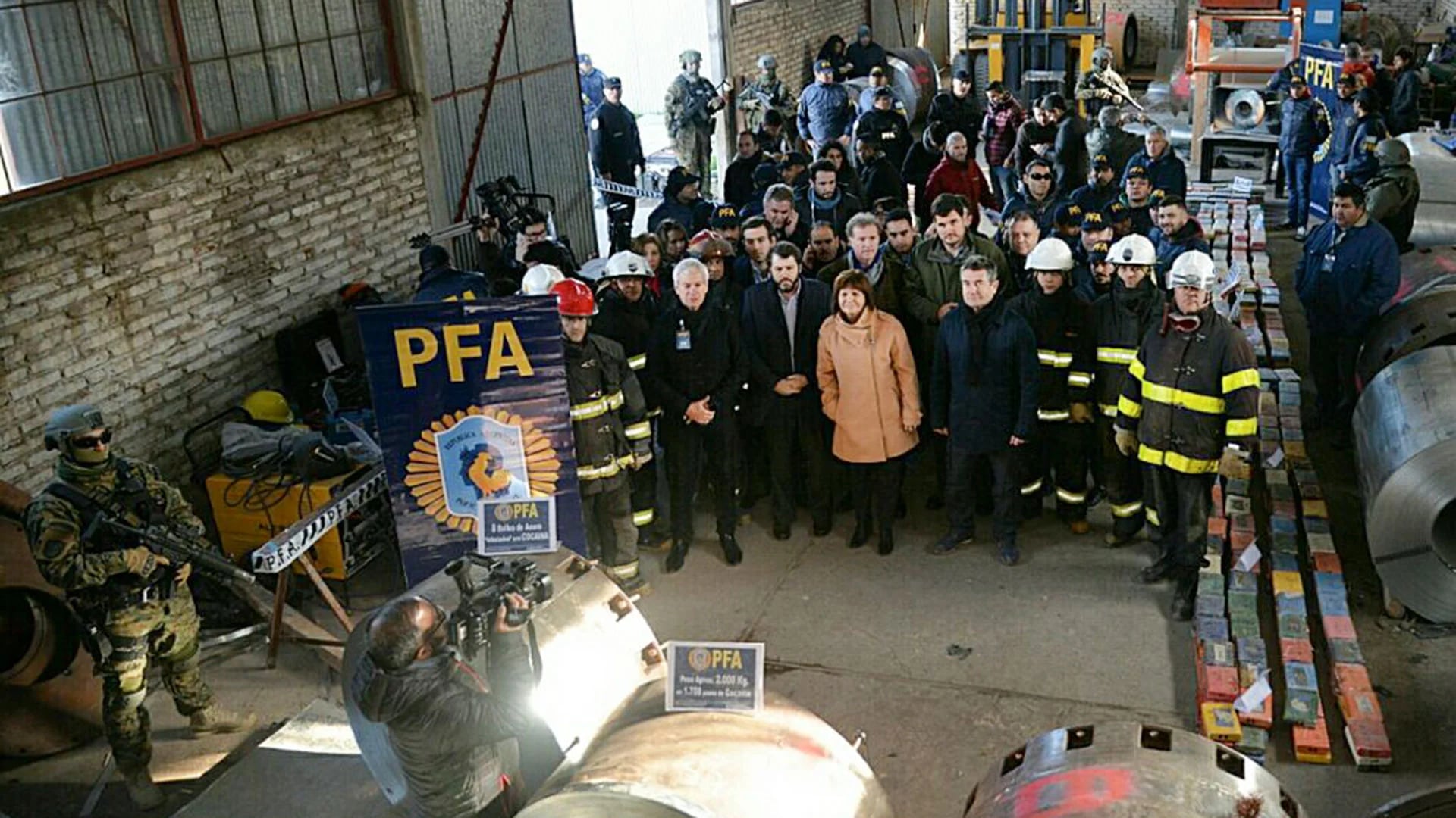 Bahía Blanca: Bullrich, Burzaco y el jefe policial Roncaglia frente a las bobinas de acero.