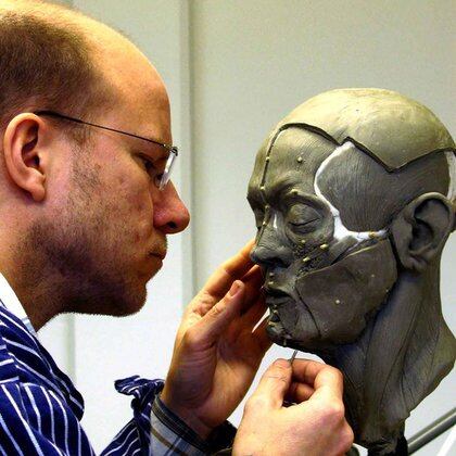Nilsson trabaja por un promedio de 200 horas en cada reconstrucción facial
