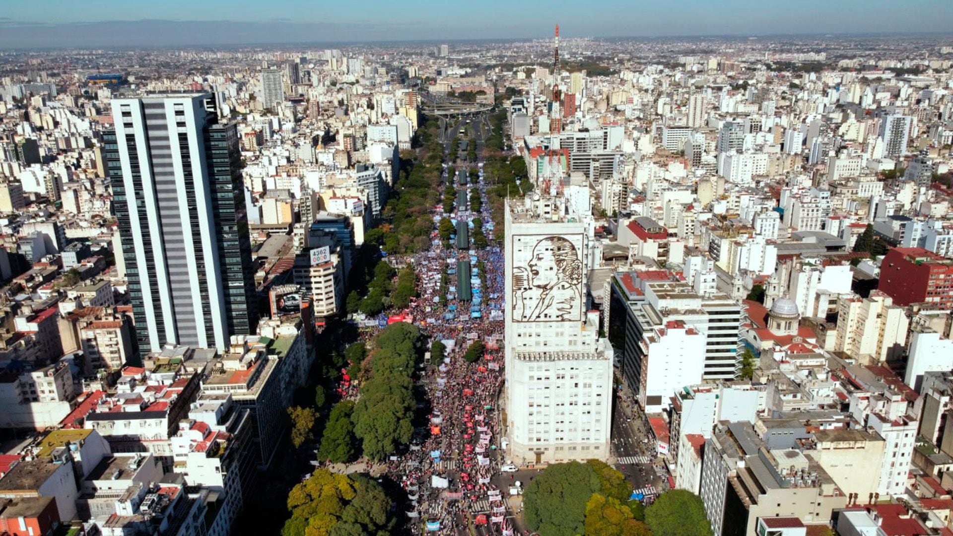 Drone-organizaciones-sociales-que-integran-la-Unidad-Piquetera-marchan-por-la-9-de-Julio