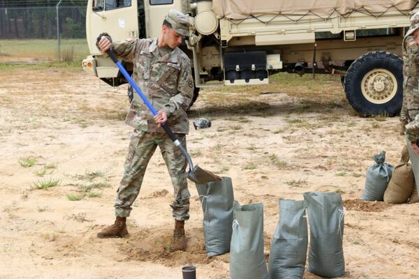 Un soldado prepara las defensas frente a Florence en Fort Bragg, Carolina del Norte (AFP/ US Army XVIII Airborne Corps Public Affairs)