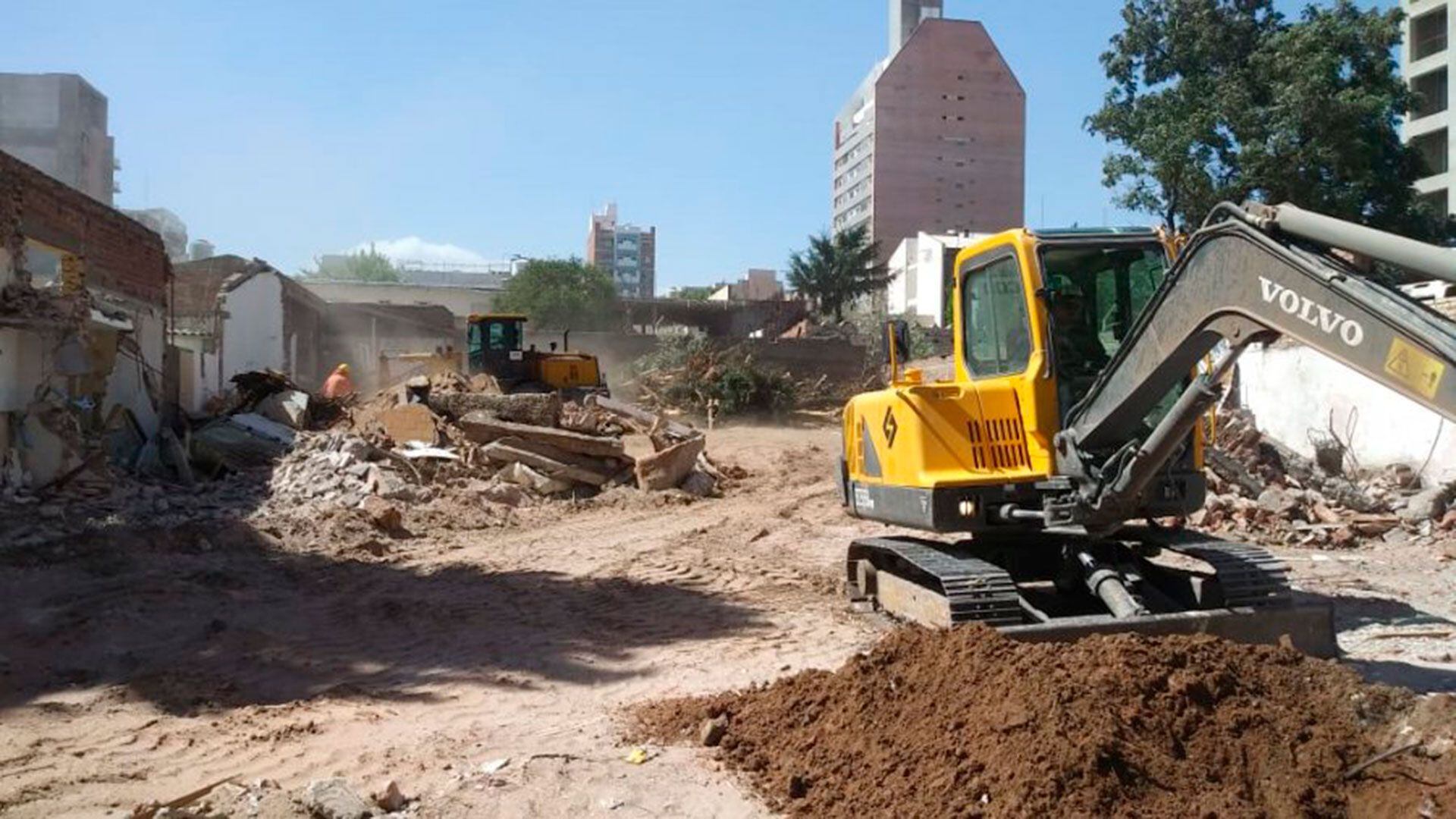 Se limpian terrenos que permitirán levantar nuevos edificios en la ciudad de Neuquén