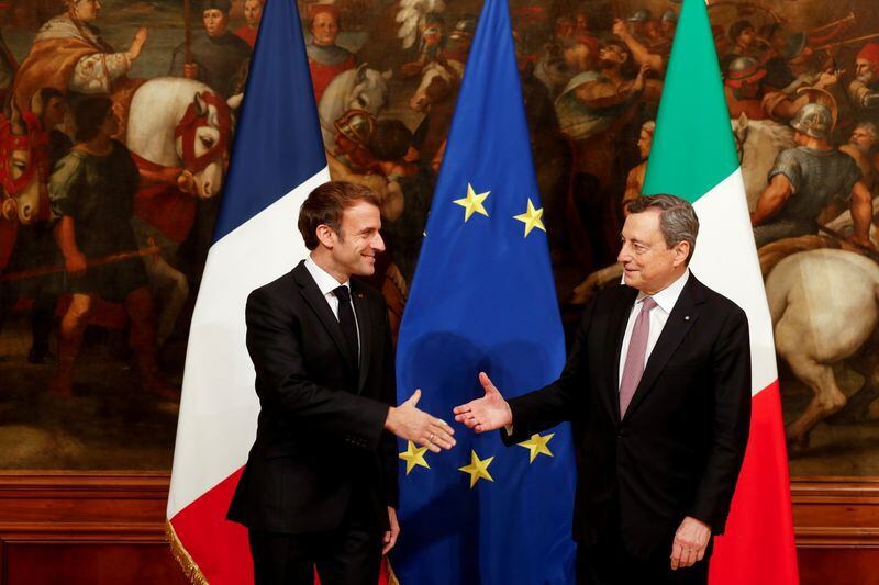 El presidente francés Emmanuel Macron y el primer ministro italiano Mario Draghi se dan la mano en encuentro en Palacio del Quirinal, Roma, Italia, 26 noviembre 2021.REUTERS/Yara Nardi