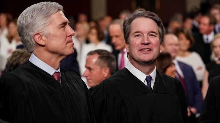 Los jueces de la Corte Suprema Neil Gorsuch, izquierda, y Brett Kavanaugh en el Capitolio (Doug Mills via REUTERS)