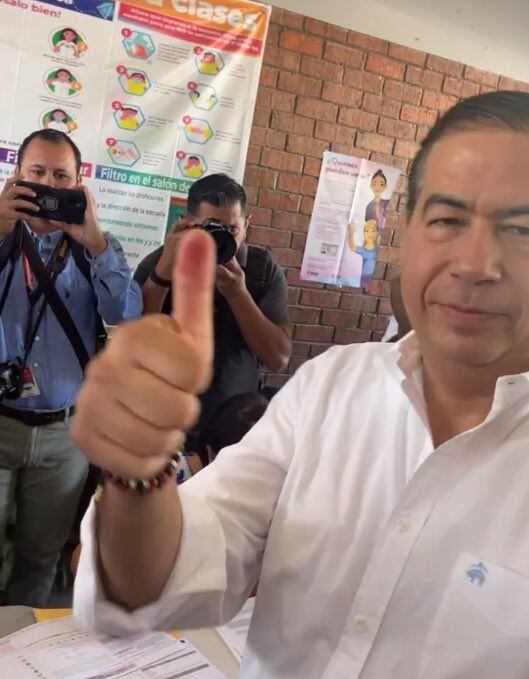 Ricardo Mejía Berdeja acudió a votar en Torreón. Foto: Twitter