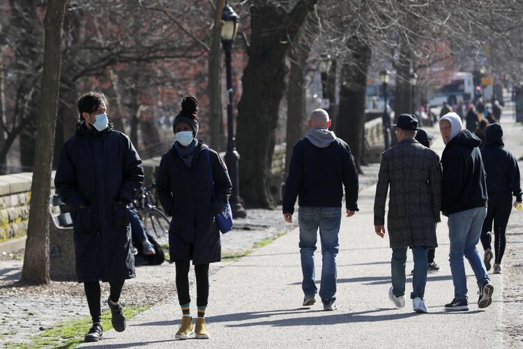 Transeúntes caminan por Prospect Park en Brooklyn, este domingo (REUTERS/Andrew Kelly)