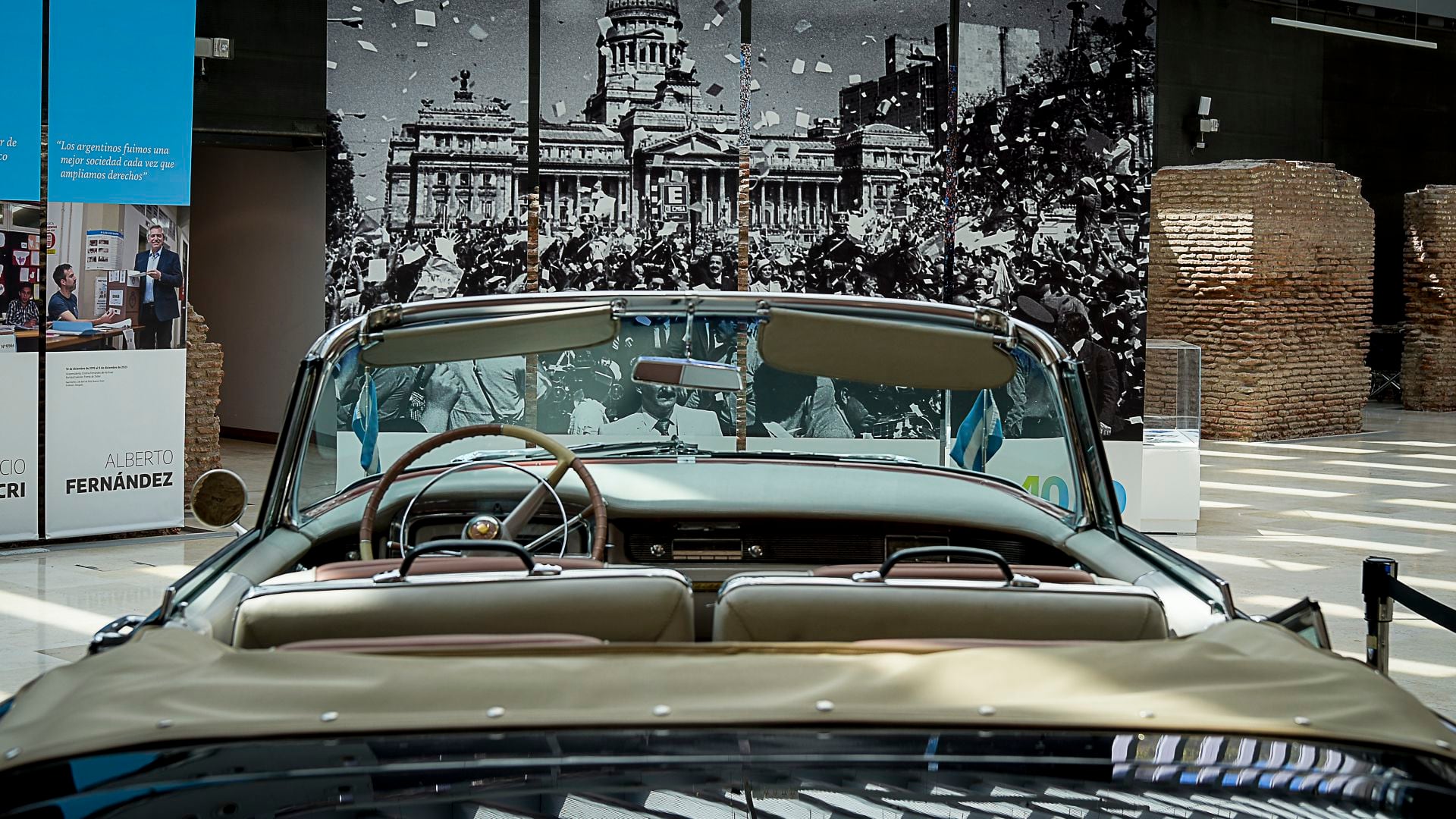 Frente al Cadillac presidencial se puede observar una gran imagen de la asunción de Alfonsín (Crédito: Gustavo Gavotti)