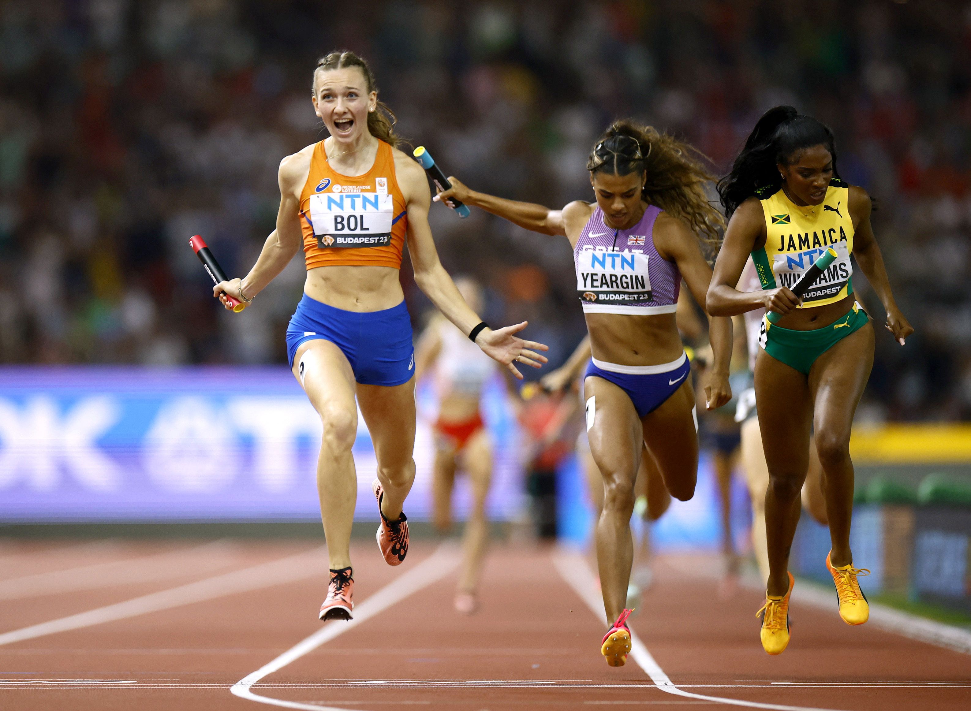 There is always revenge and Femke's emotion proves it. In an incredible comeback, the Dutch athlete gave her country the title in the women's 4x400 meter final. 