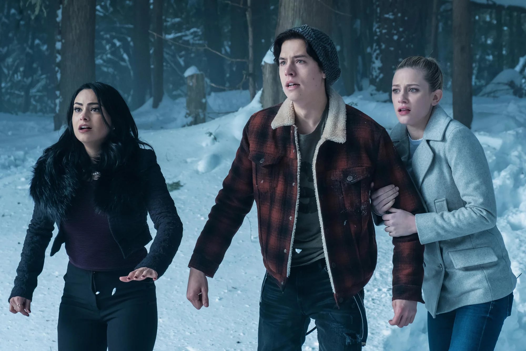 Camila Mendes es Veronica Lodge, Cole Sprouse es Jughead Jones, y Lili Reinhart es Betty Cooper