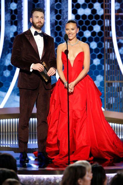 Chris Evans y Scarlett Johansson en los Globos de Oro 2020 (Reuters)