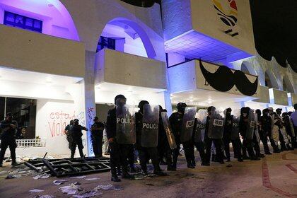 El director de la policía municipal de Benito Juárez, Cancún, Eduardo Santamaría, dio la instrucción de disparar al aire para dispersar a los manifestantes (Foto: Reuters/Jorge Delgado)