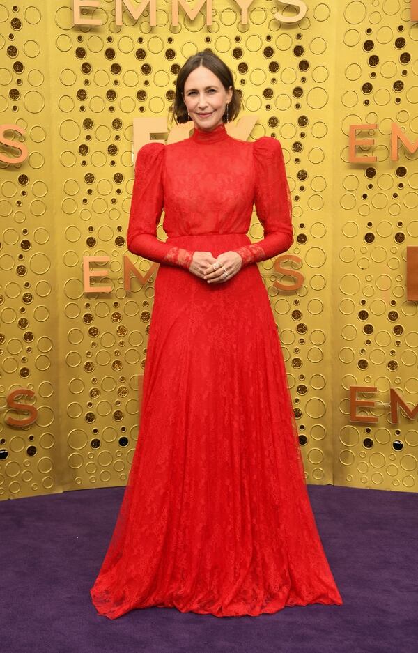 La actriz Vera Farmiga lució un vestido de encaje rojo con hombreras y cuello cisne firmado por Ryan Roche