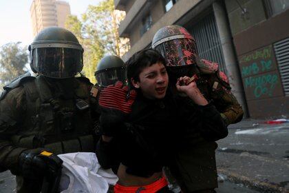 Agentes de la policía antidisturbios detienen a un manifestante durante una protesta contra el gobierno de Chile, en el primer aniversario de las protestas y disturbios que sacudieron la capital en 2019, en Santiago, Chile. REUTERS/Ivan Alvarado