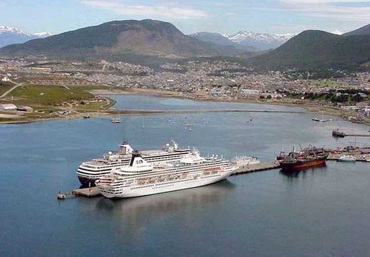 El puerto de Ushuaia est saturado por cruceros de pasaje y no tiene lugar para albergar a los cargueros que atienden sus necesidades comerciales