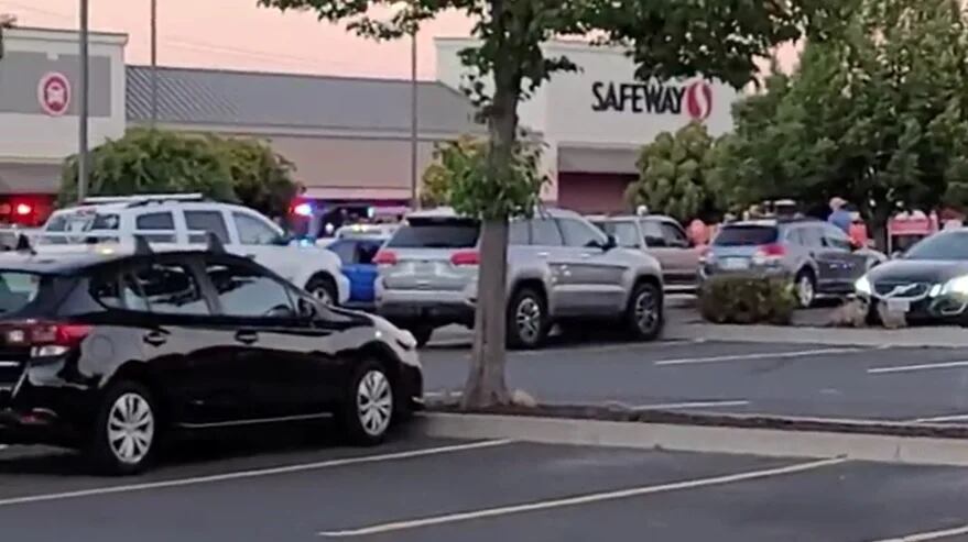 Un hombre armado con un rifle asesinó a dos personas en un supermercado de Oregon
