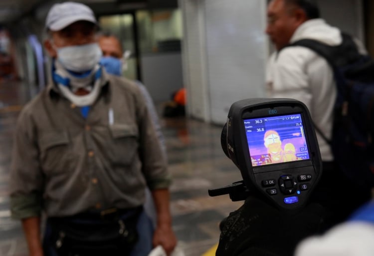 Usuarios del metro de la Ciudad de México son revisados con termómetros infrarrojos durante la pandemia de COVID-19 (Foto: REUTERS/Henry Romero)