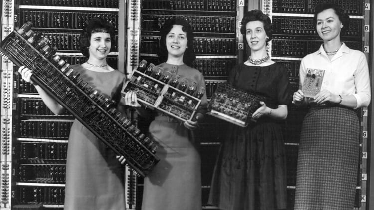 Las programadoras de ENIAC fueron Betty Snyder Holberton, Jean Jennings Bartik, Kathleen McNulty Mauchly Antonelli, Marlyn Wescoff Meltzer, Ruth Lichterman Teitelbaum y Frances Bilas.