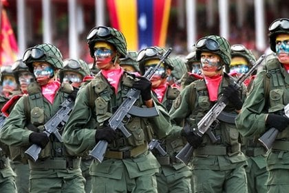 Militares venezolanos durante un desfile