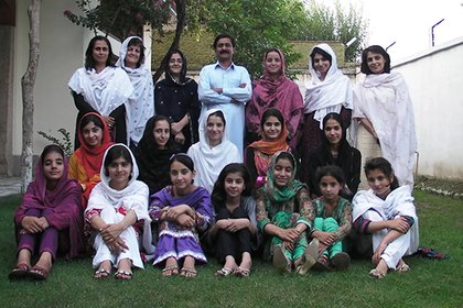 En su libro I Am Malala, la joven pakistaní recordó las dificultades de crecer bajo un régimen que prohibía la educación de las niñas y en una familia cuyo padre era precisamente un maestro de escuela. (Malala Fund)