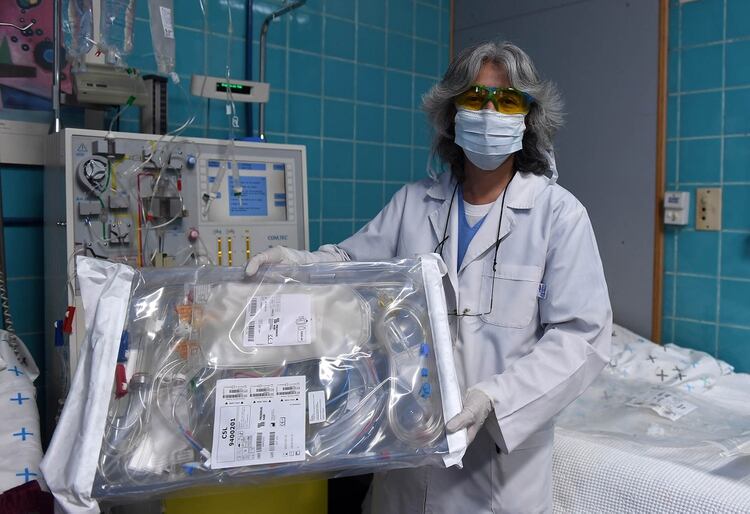 La doctora Vellicce con un kit para extracción de plasma: cada uno cuesta 300 dólares (Maximiliano Luna)