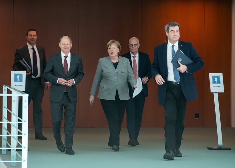  Angela Merkel en una conferencia sobre la COVID-19